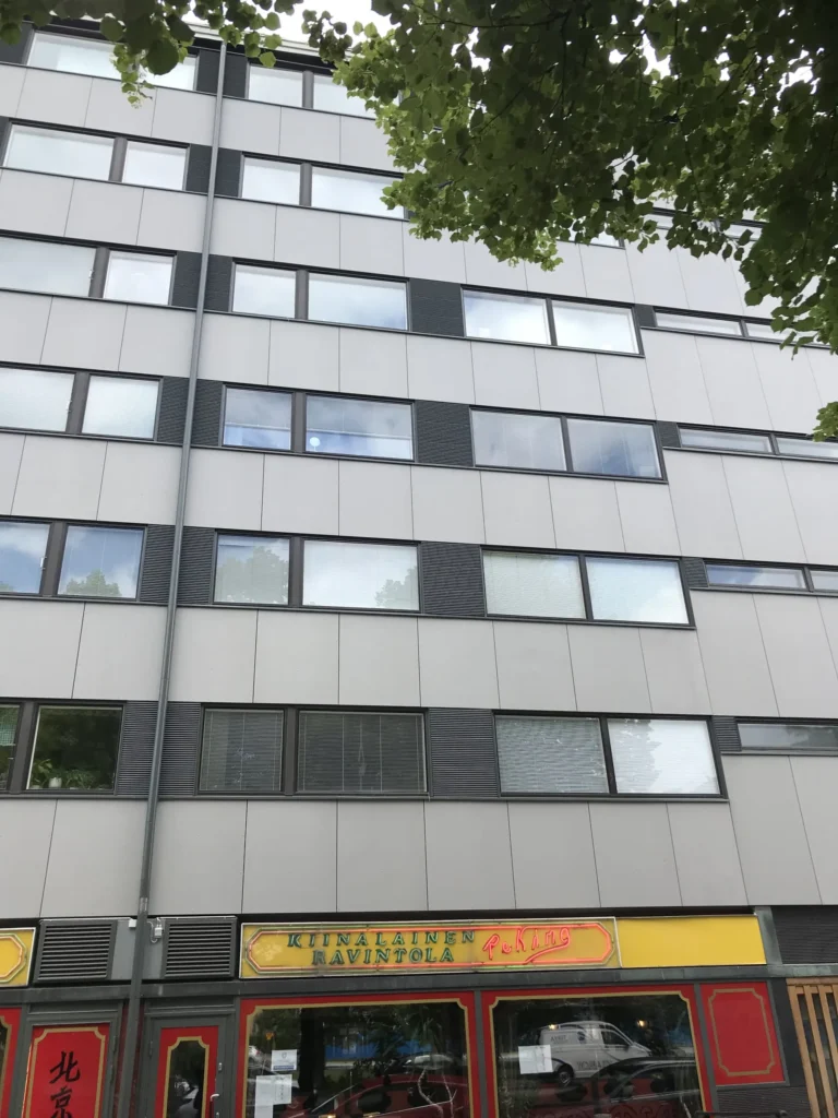 Aleksis Kiven kadun concrete skin -kuitubetonilevyjen tasainen pinta ja ikkunoiden tummat kehykset, Helsinki