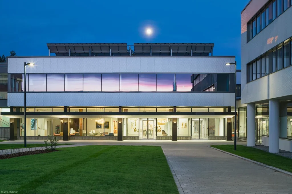 Fazerilan toimistorakennuksen valkoinen ULMA Creaktive -3D-julkisivu sinisen hetken valossa, Vantaa, suunnittelu K2S Architects