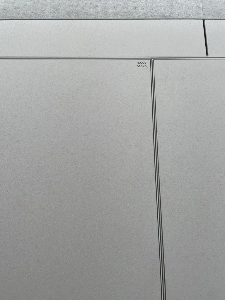 Lähikuva concrete skin -kuitubetonipaneelin hienosta pintastruktuurista ja ohuesta saumasta, Terminaali 2, Helsinki-Vantaa
