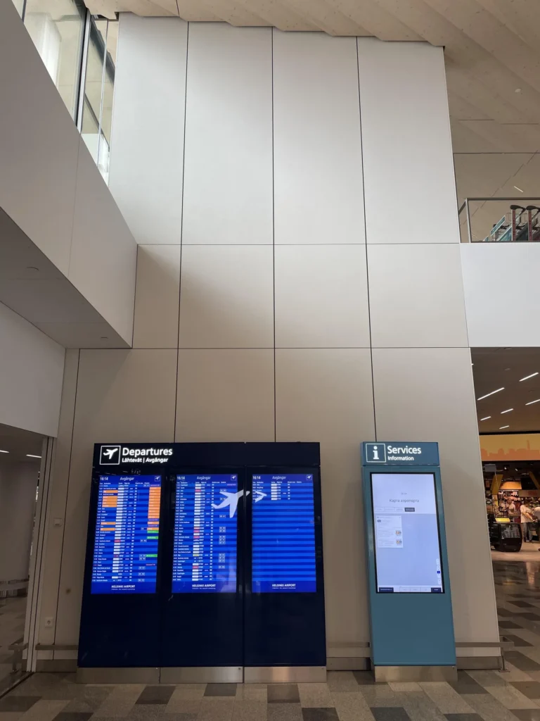 Helsinki-Vantaan lentoaseman Terminaali 2:n korkea concrete skin -kuitubetoniverhous sisätilassa, suunnittelu Arkkitehtitoimisto ALA