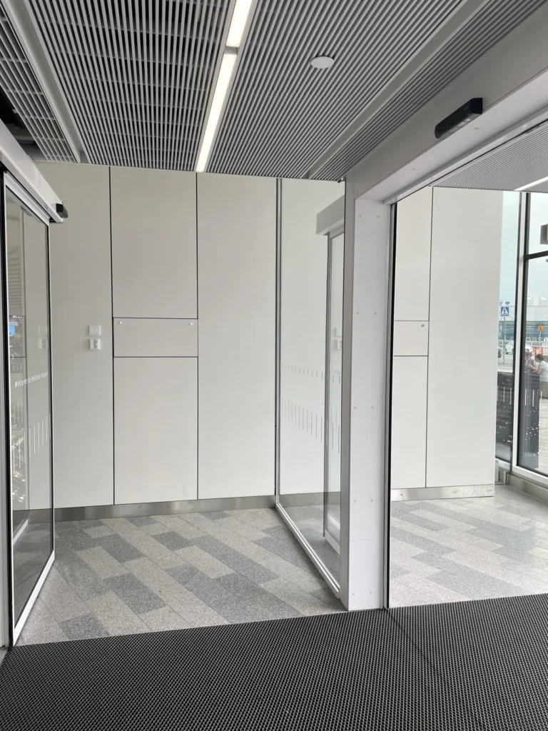 Concrete skin -verhotut seinät lasituulikaapissa Terminaali 2:ssa, Helsinki-Vantaan lentoasema