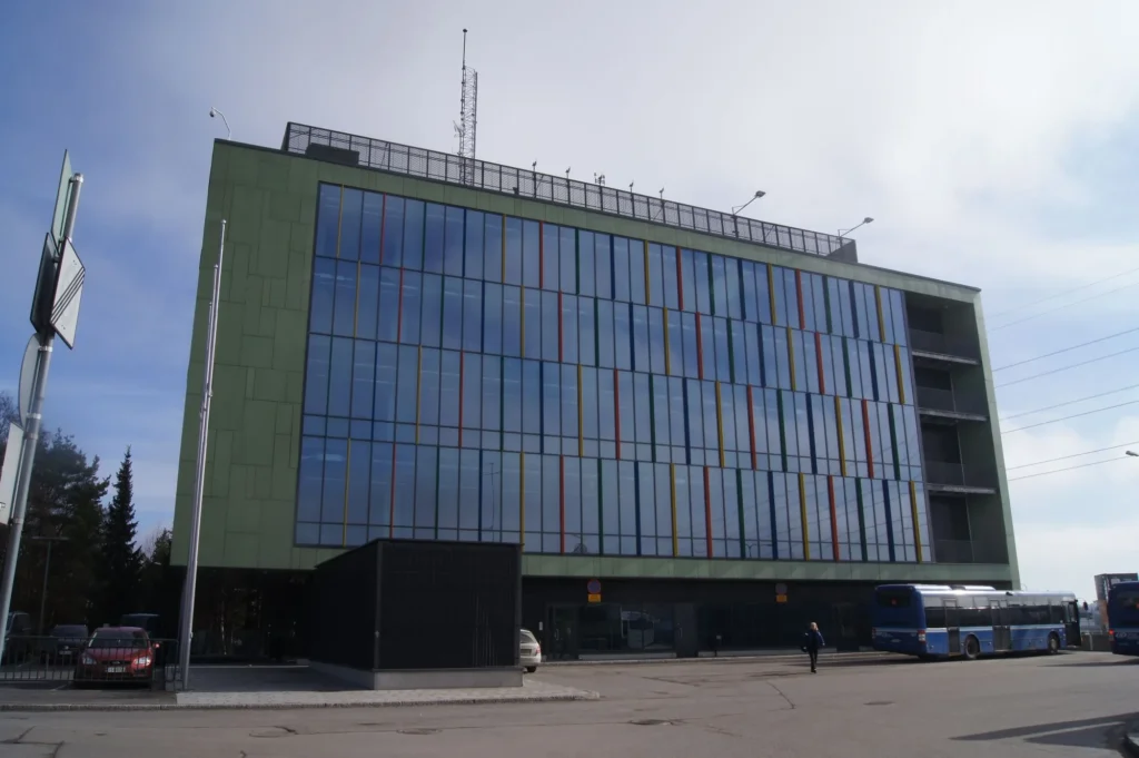 Herttoniemen metrovalvomo, vihreä concrete skin -julkisivu ja värikkäin pystylistoin jäsennelty lasijulkisivu, Helsinki