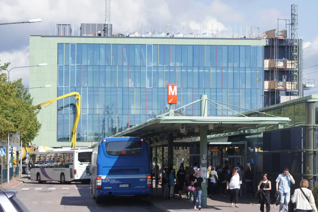 Herttoniemen metroaseman edusta ja metrovalvomon rakennus, M-tunnus ja linja-autot, Helsinki