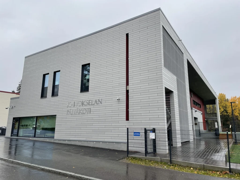 Kaivokselan koulun ja päiväkodin harmaa öko skin- ja concrete skin -julkisivu, teräsverkkoporras ja sisäänkäynti, Vantaa