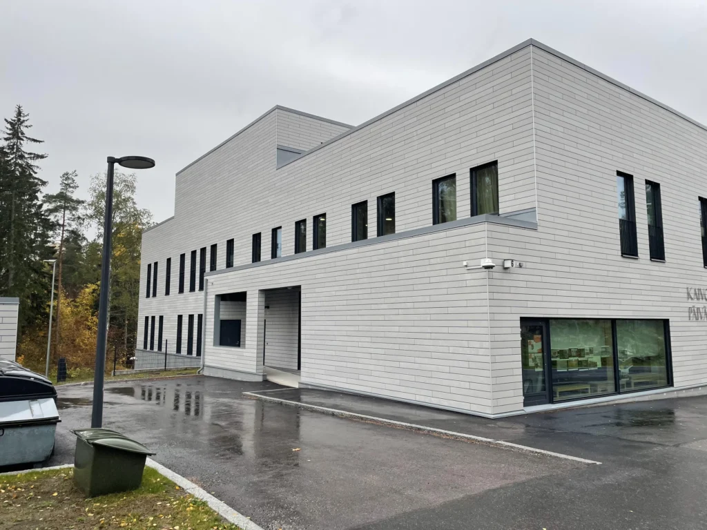 Kaivokselan koulun harmaa öko skin -julkisivu, ikkunarivit ja sisäänkäyntisyvennys, Vantaa