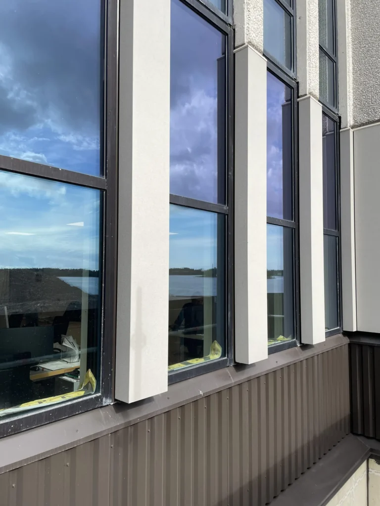 Keilaniemi A-tornin ikkunarivi ja concrete skin -kuitubetonista muotoillut pystyripat, merinäkymä, Espoo