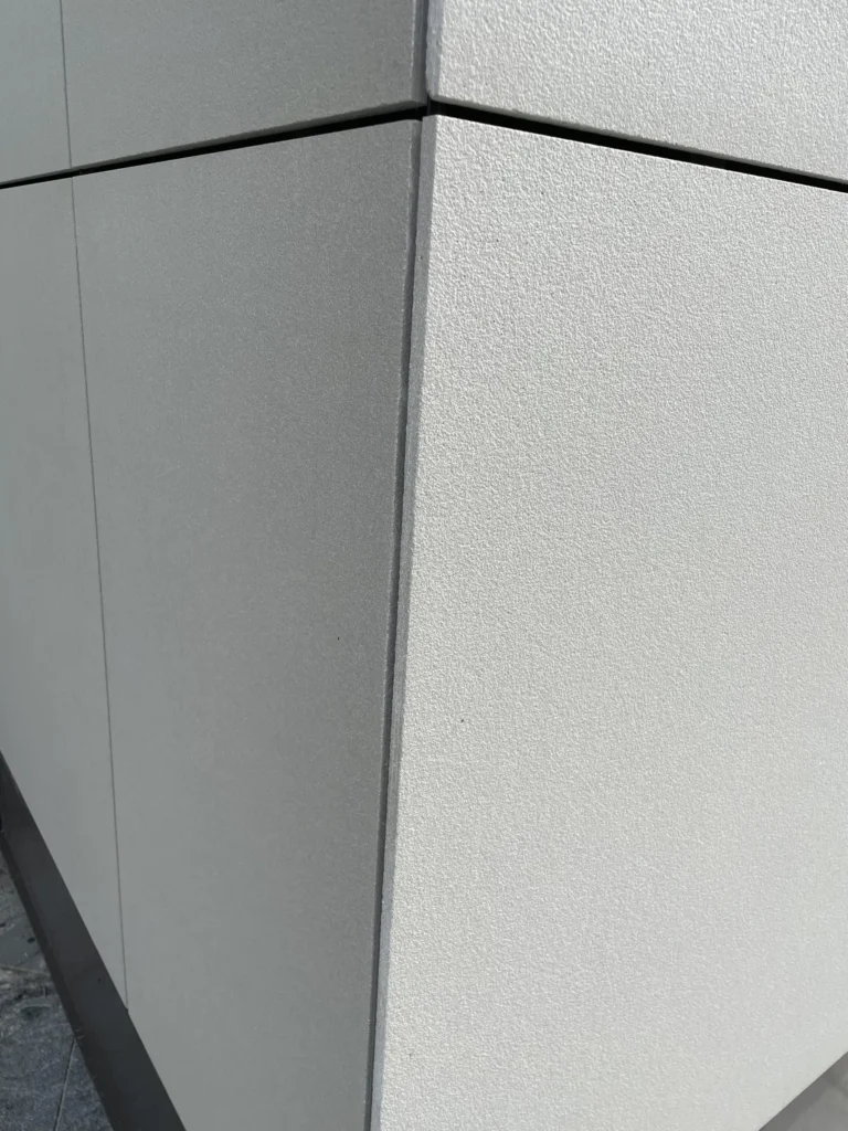 Keilaniemi A-tornin concrete skin -kuitubetonilevyjen sauma Allface-piilokiinnityksellä lähikuvassa, Espoo