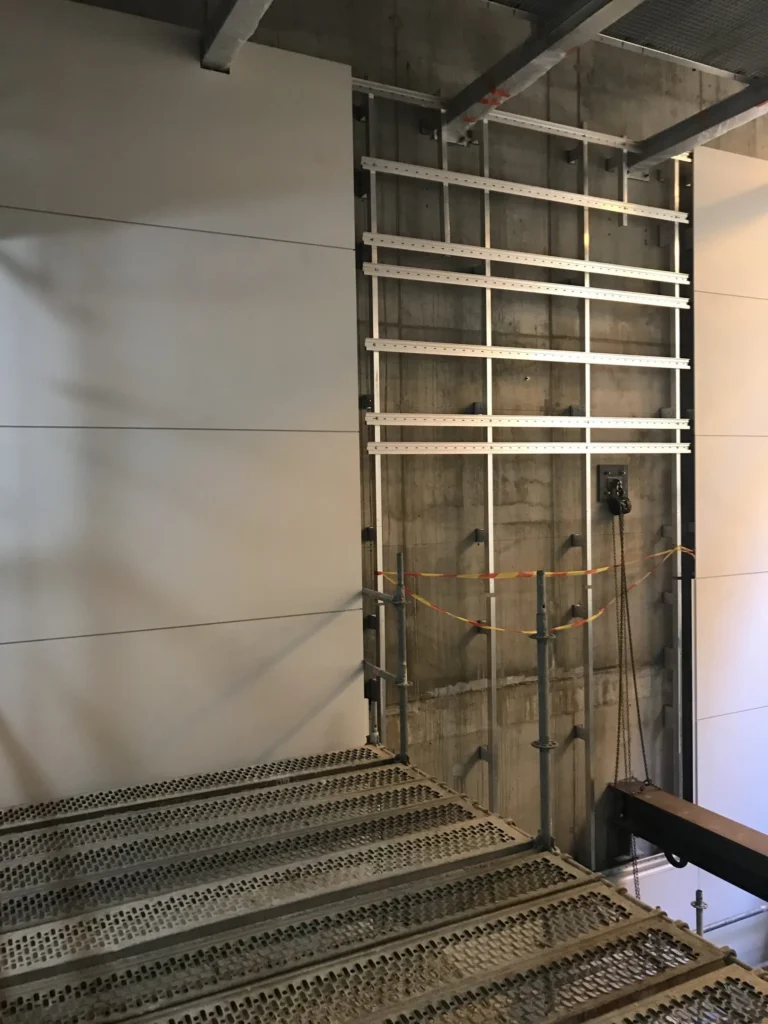 Kivenlahden metroaseman kuilu, concrete skin -levyt asennettuna ja Allface-alumiinirunko betoniseinalla, Espoo