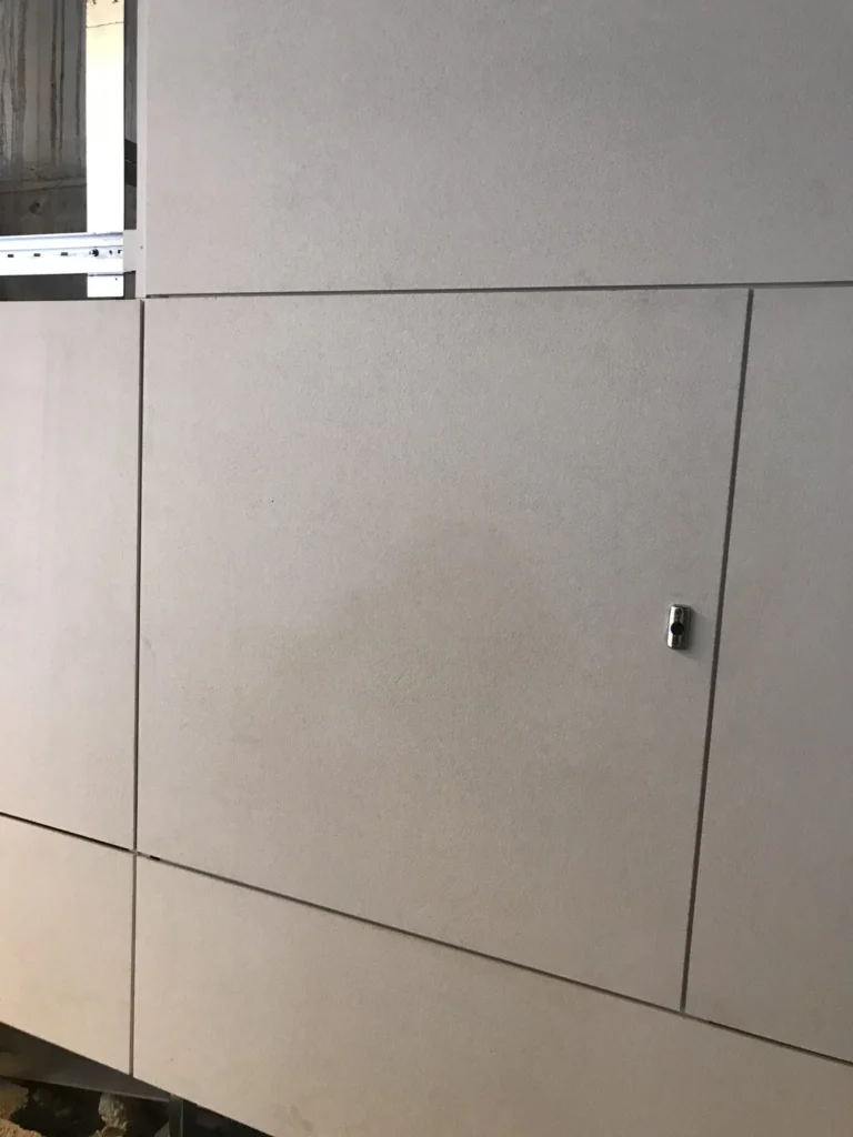 Kivenlahden metron concrete skin -seina, johon on integroitu lukollinen huoltoluukku, Espoo