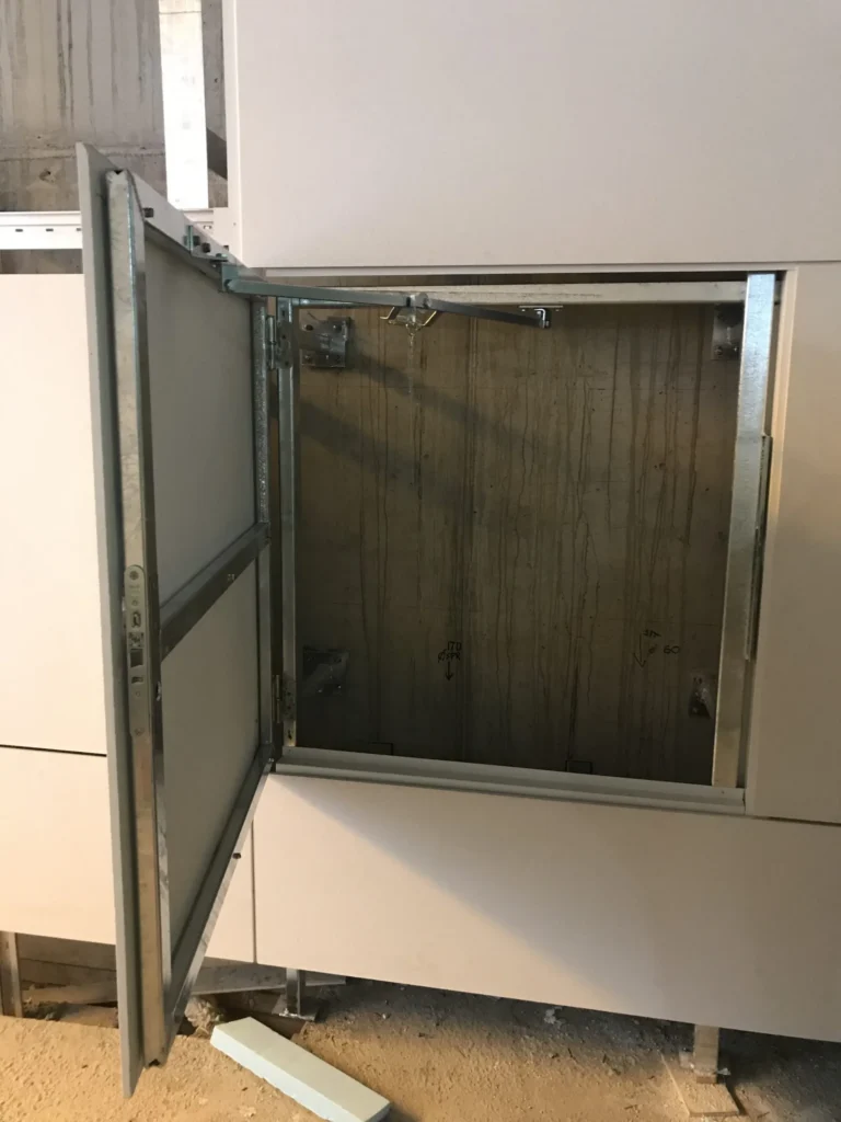 Kivenlahden metron concrete skin -seinaan upotettu huoltoluukku avattuna, takana betonirakenne, Espoo