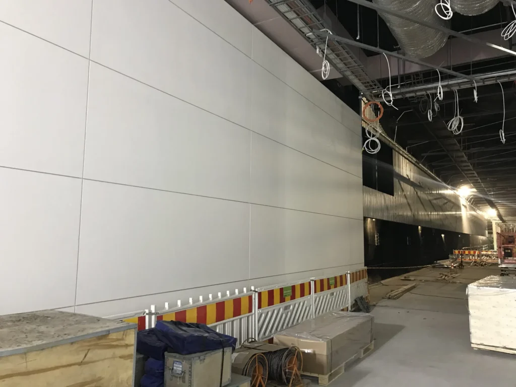 Kivenlahden metron yhtenainen concrete skin -laituriseina vaaleilla suurilla levyilla, Espoo