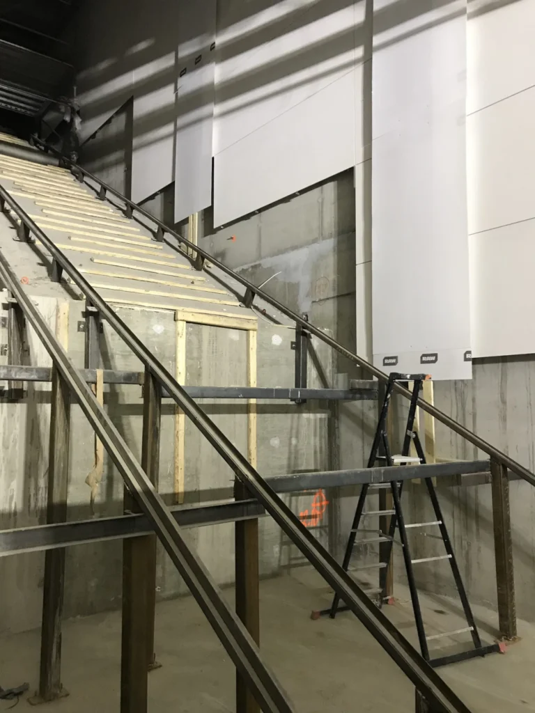 Kivenlahden metron liukuportaikon concrete skin -seina asennusvaiheessa, tikkaat ja levyt, Espoo