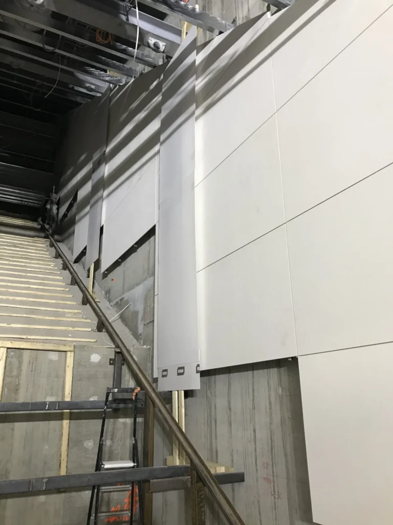 Kivenlahden metron liukuporraskuilu, concrete skin -levyja asennettuna seinaan, Espoo