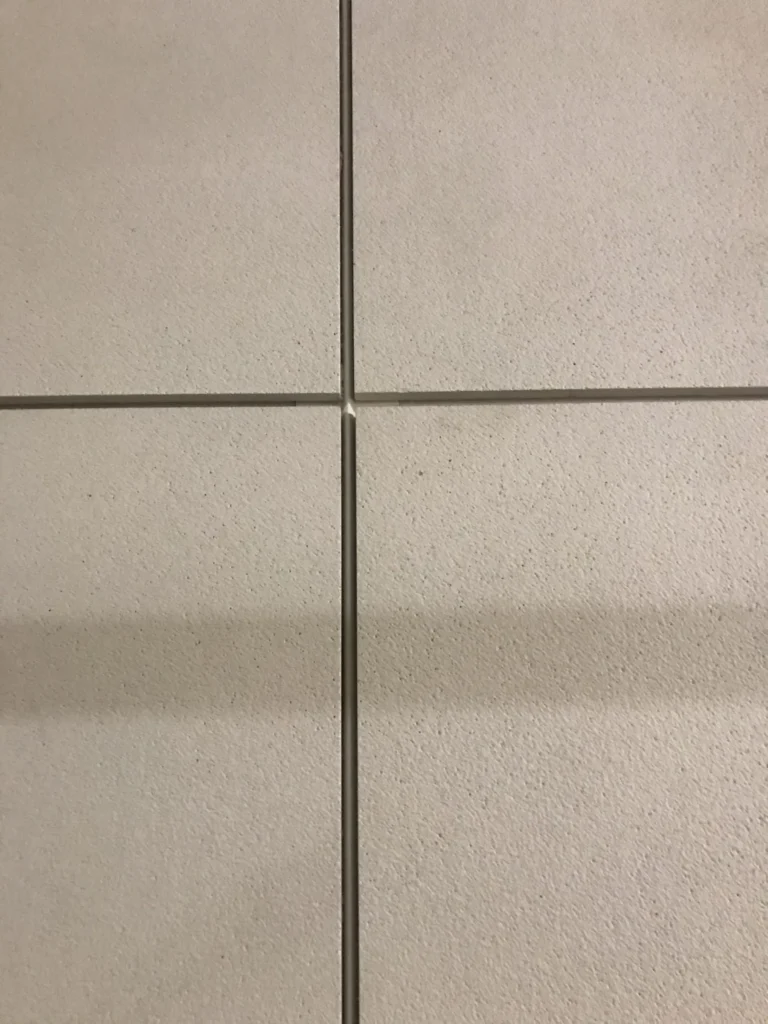 Kivenlahden metron concrete skin -levyjen sauma lahikuvassa, vaalea karkea betonipinta, Espoo