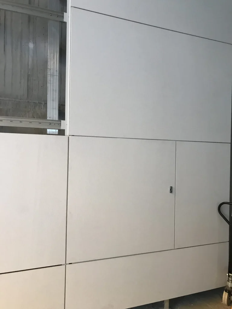 Kivenlahden metron concrete skin -levyseina lukollisella huoltoluukulla, vieressa alumiinirunko, Espoo