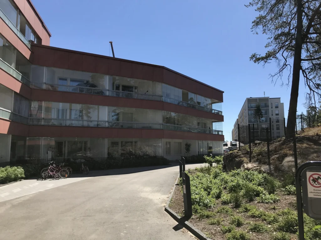 As Oy Koirasaarentie 36:n concrete skin -verhoiltu asuinrakennus katunakymassa Kruunuvuorenrannassa, Helsinki