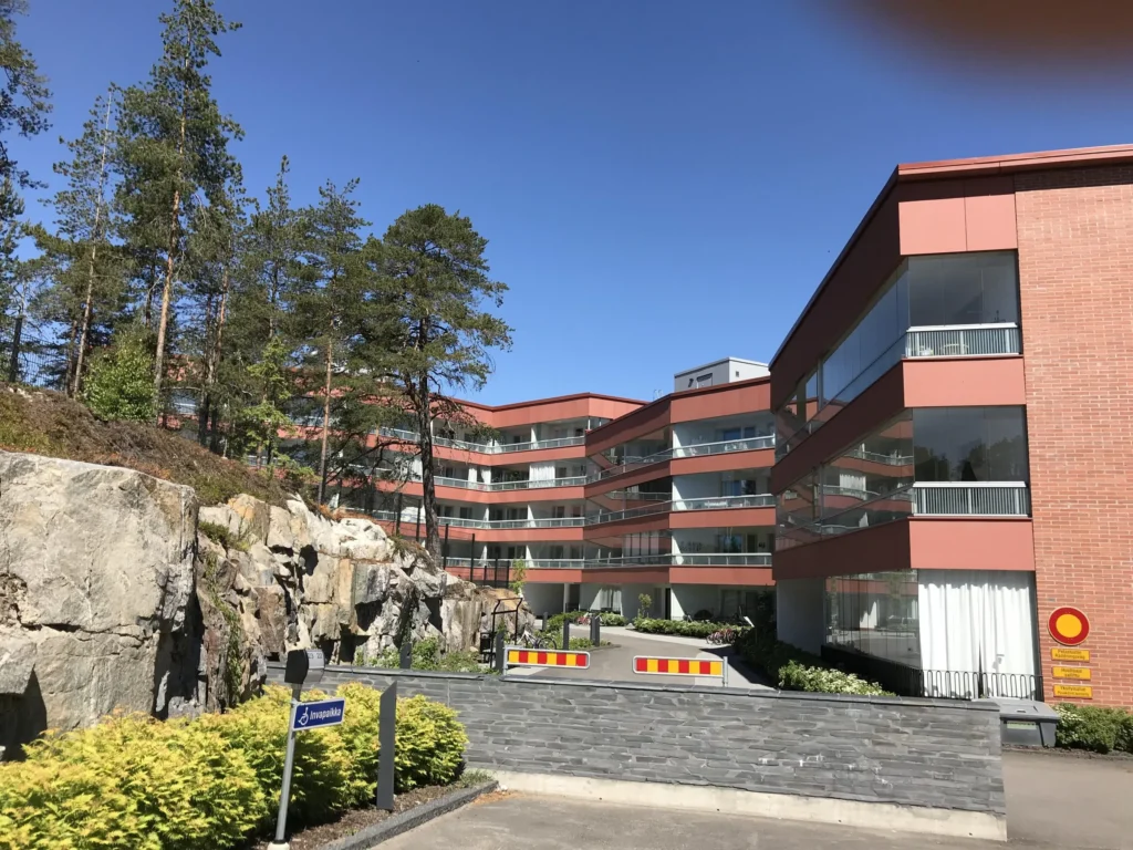 As Oy Koirasaarentie 36:n sisapihan concrete skin -julkisivut ja kalliopinta, Helsinki