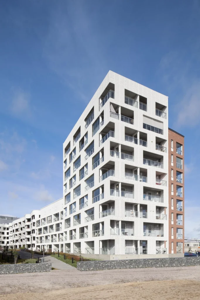 As Oy Lontoonkatu 9:n valkoinen cast 3D -kuitubetonijulkisivu sinistä taivasta vasten, Toukolanranta, Helsinki