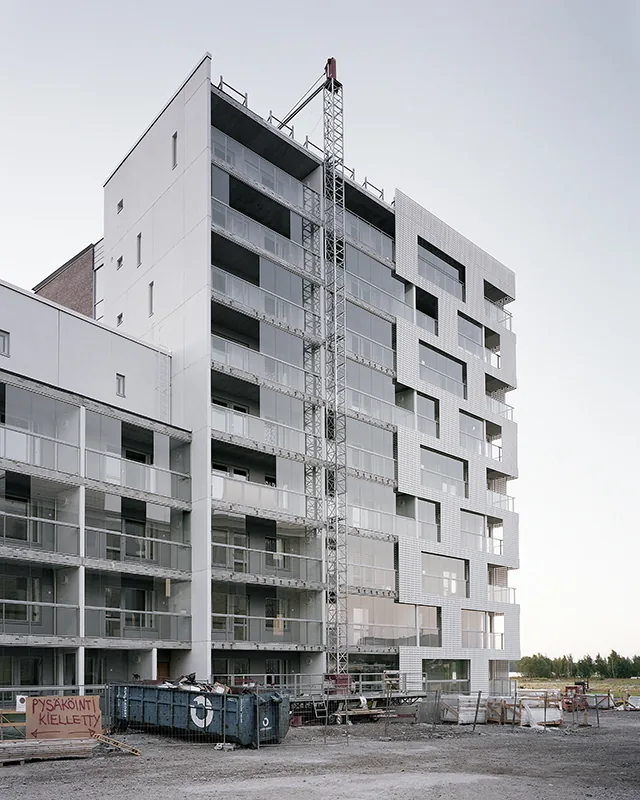 Lontoonkatu 9 rakennusvaiheessa, cast 3D -kuitubetonielementtejä ja nostokalustoa julkisivussa, Helsinki