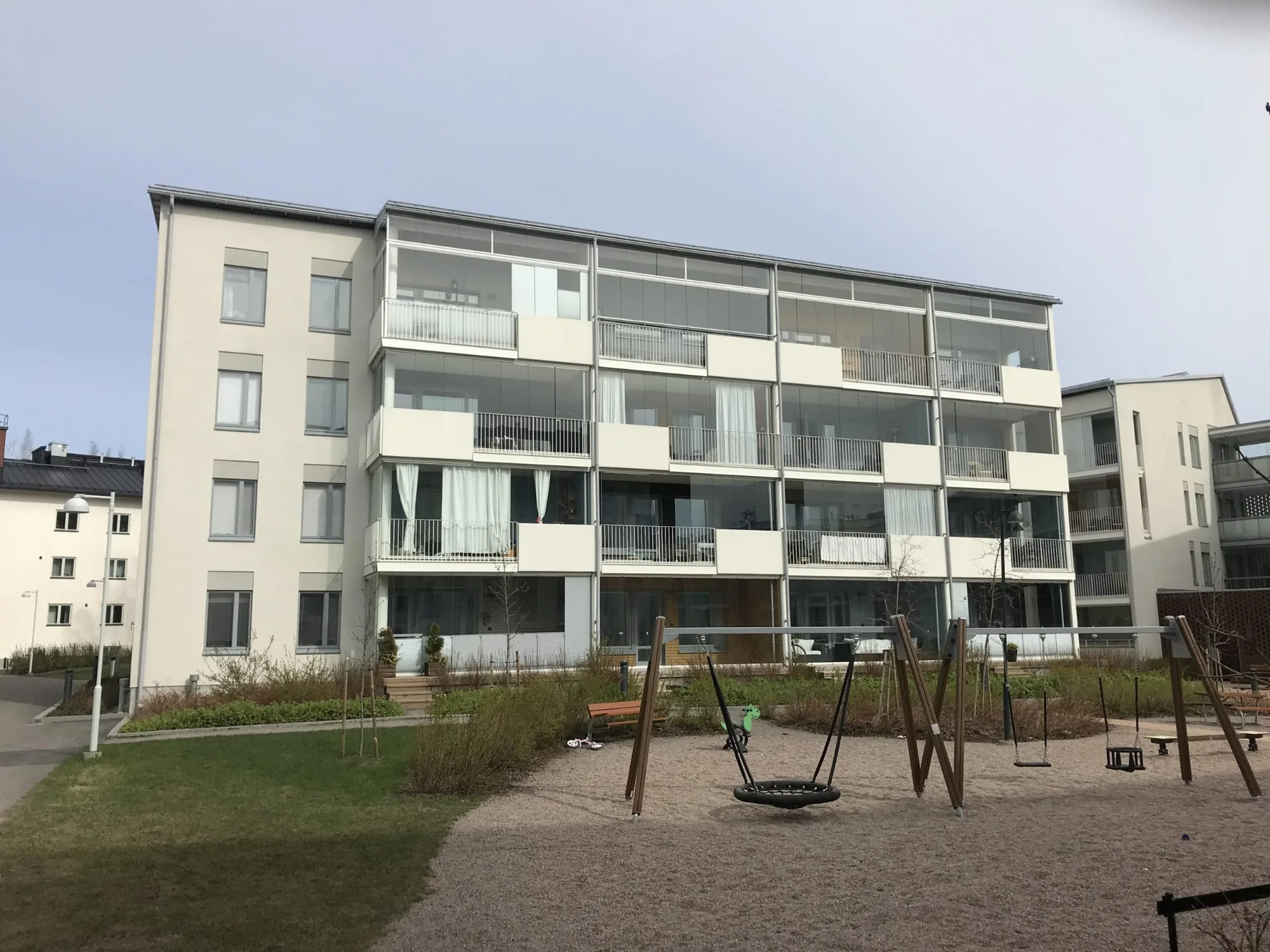 Sivujulkisivu Luutnantinpolku 2:ssa, jossa Concrete Skin -julkisivulevyt yhdistyvät vaaleaan rappaukseen ja harmaisiin ikkunoihin