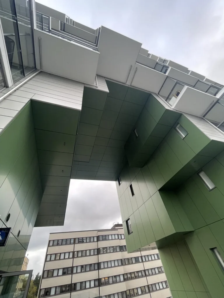 Korkea rakennuksen sisäänveto, vihreät ALUCOBOND levyt ja parvekerakenteet Mall of Triplan julkisivussa