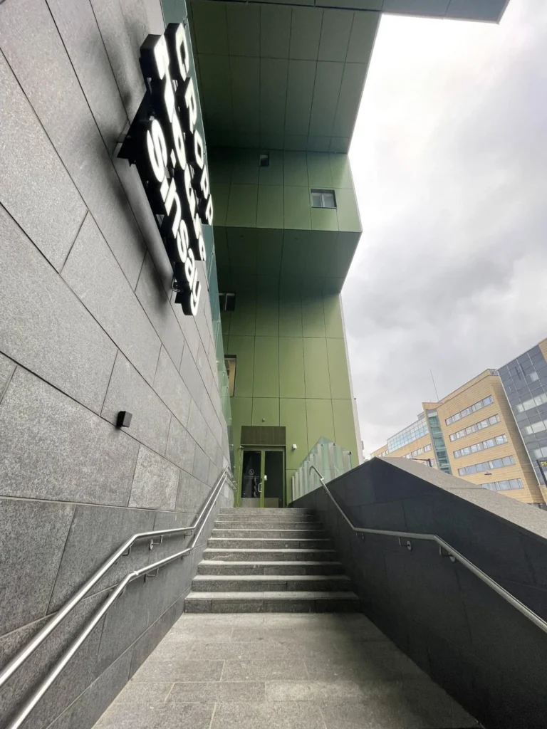 Portaat Mall of Triplan sisäänkäynnille, vihreä ALUCOBOND levytys ja lasikaiteet kauppakeskuksen julkisivussa