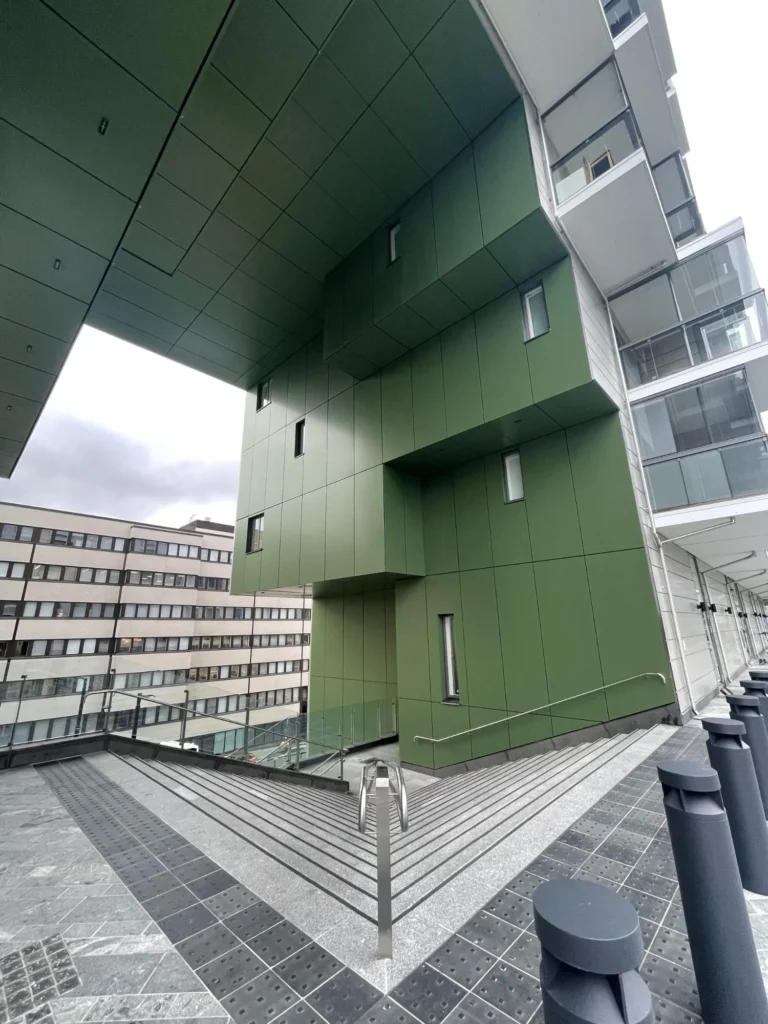 Vihreällä ALUCOBOND levytyksellä verhoiltu sisäänvedetty julkisivutila ja lasikaiteinen terassialue Mall of Triplassa