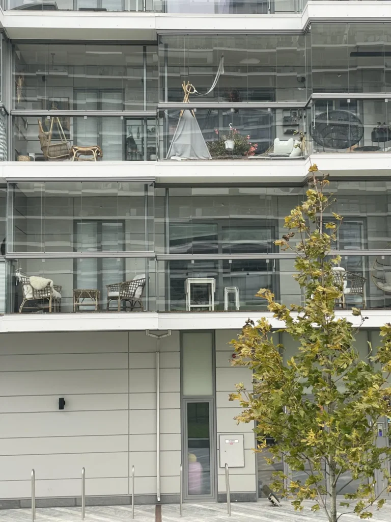 Lasitetut parvekkeet, pihataso ja julkisivulevytys Mall of Triplan asuinrakennuksessa Helsingissä