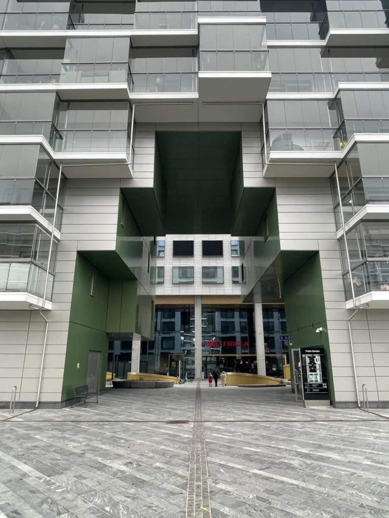 Mall of Triplan pääsisäänkäynti, lasitetut parvekkeet ja julkisivun vihreät sisäänvedot Helsingissä