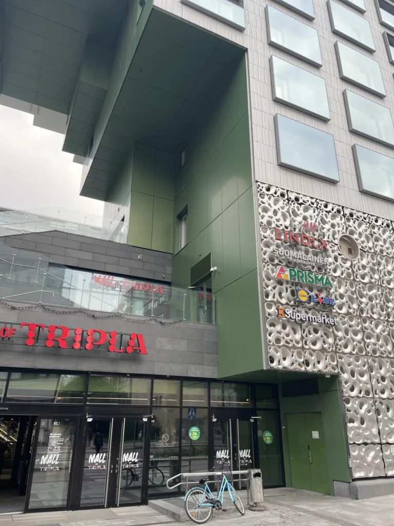 Mall of Triplan sisäänkäynti, vihreä ALUCOBOND julkisivulevytys ja viereinen vaalea kuviopaneeli kauppakeskuksen julkisivussa