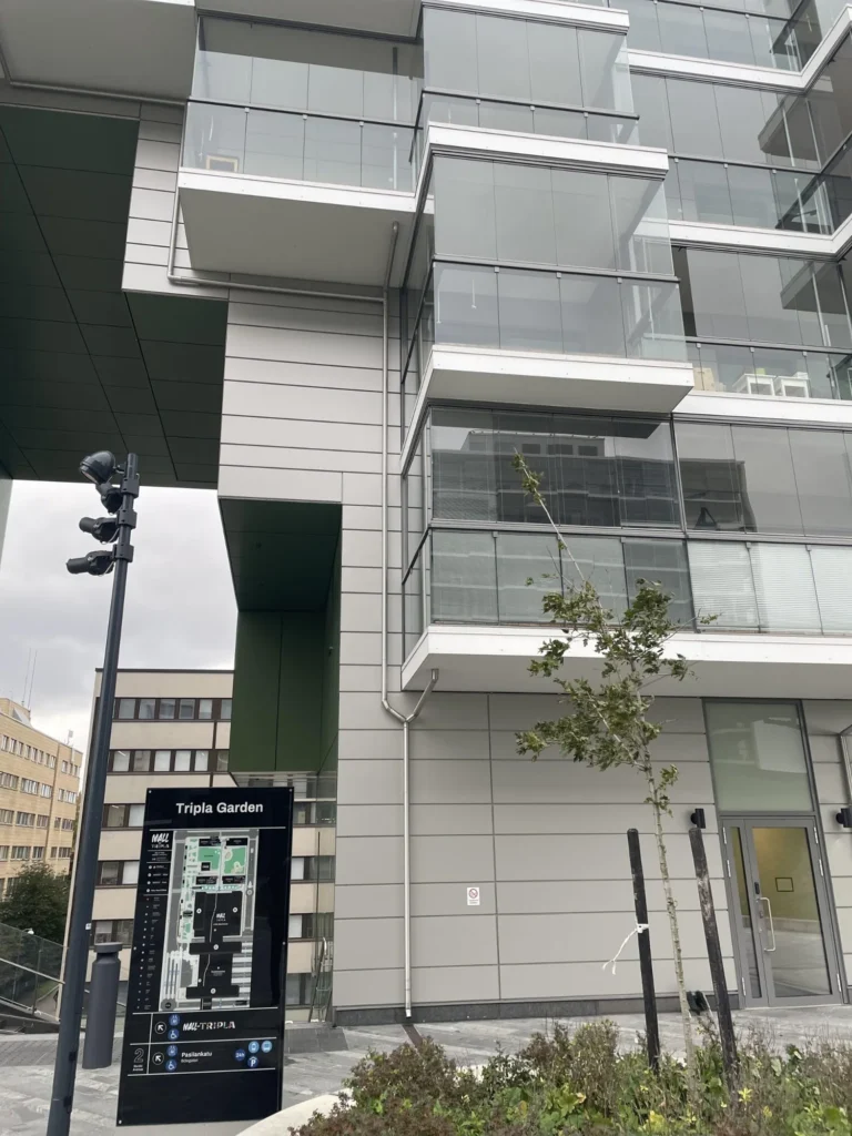 Tripla Garden opaste, lasitetut parvekkeet ja vihreä ALUCOBOND sisäänveto Mall of Triplan yhteydessä