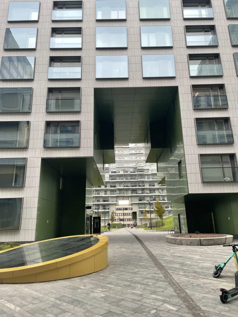 Vihreä ALUCOBOND levytys ja sisäänkäynnin sivualue Mall of Triplan kaupunkikorttelissa