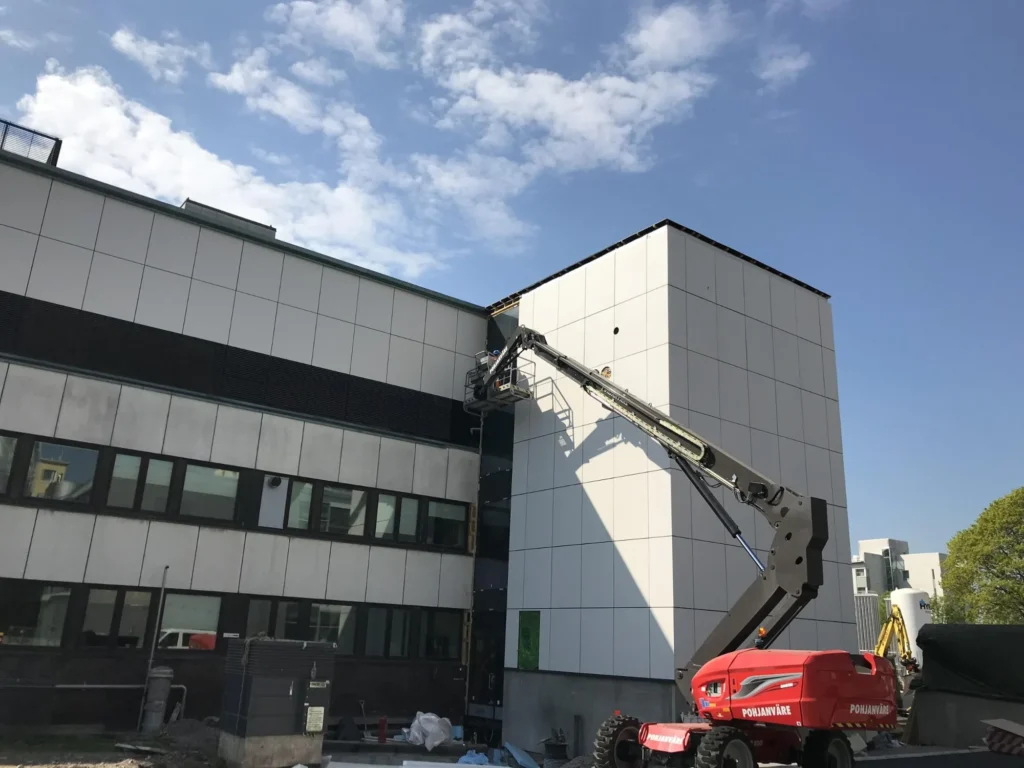 Syöpäklinikan julkisivulevyt asennusvaiheessa, vaalea concrete skin pinta ja selkeä saumajako